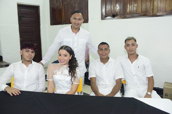 Estudiantes Diego Pérez, Carolina Morales, Jorge Jinete, Camilo Gonzales y el rector José Adrián Villada. 