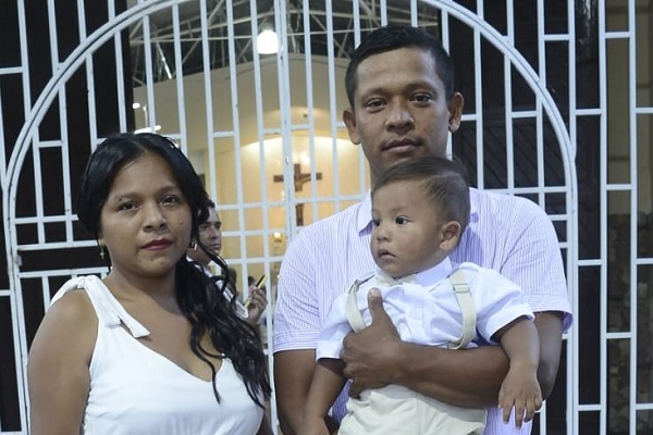 Eithan de Ávila Castillo acompañado de sus padres Edgar de Ávila y Naby Castillo. 