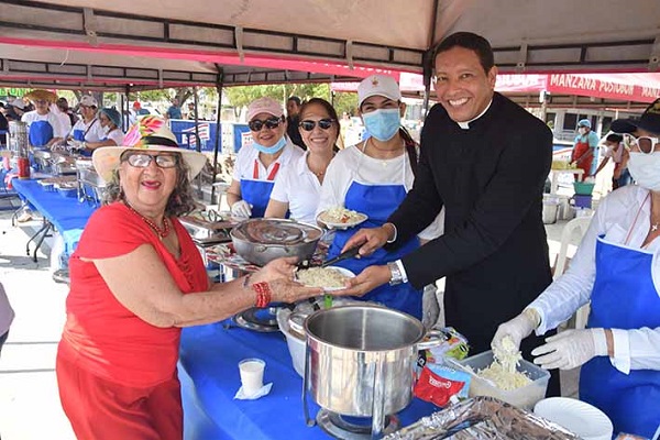 El Padre Mario González, párroco de la parroquia de los Sagrados Corazones de Jesús y María, incentivó a la comunidad samaria a vivir un día especial en familia.