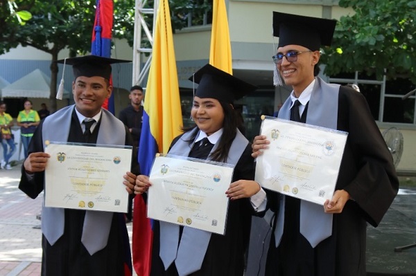 Víctor Hugo Gómez Serrano, de Pijiño del Carmen y Kenia Elizabeth Larios  Gutiérrez, del municipio de San Zenón, también se graduaron con honores en el primer acto de graduación gracias a la beca otorgada por el Programa Talento Magdalena.
