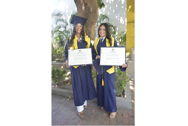 Alba Lucia Ibarra Hernández y María José Malkún Mosquera, graduadas como comunicadoras sociales. 