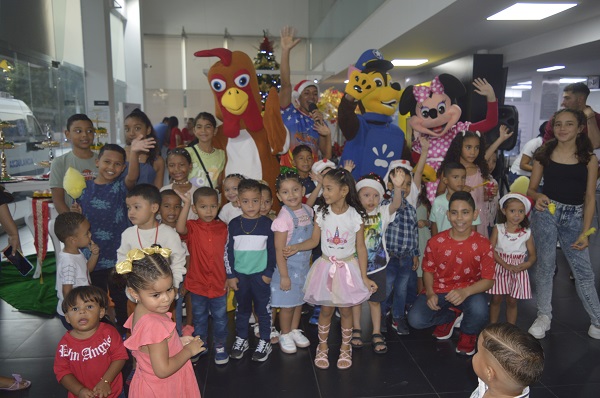Los niños mostraron su alegría y emoción al participar en la entrega de regalos de Tayrona Automotriz. 