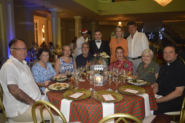 Álvaro Acosta, Mónica Solano de Dávila, Manuel Julián Dávila, Antonio Izquierdo, Carmen Dávila, Alicia Villaveces, Alberto Menéndez, Carmen Abondano de Davila, Dora Luz Campo y el padre Miguel Ángel Arévalo.