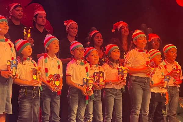 Los niños recibieron su farol encendido para participar de la noche de luz como símbolo de esperanza. 