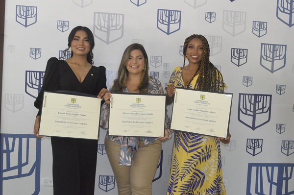 Las graduadas Ana Palacios, Maira Vesga Castillo y Yolanis Ángulo.