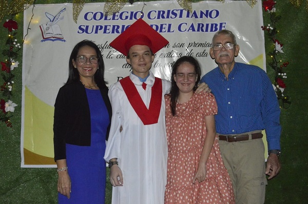 Steven James Zajicek Ricardo, junto a sus papás, Luz Estela Ricardo y Frank Zajicek; y Marie Zajicek.