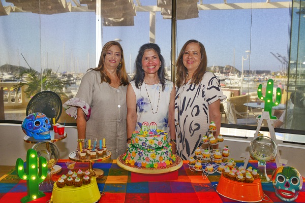 Las cumplimentadas María Del Pilar Noriega, Vicky Fuentes, Mercy Noguera. 