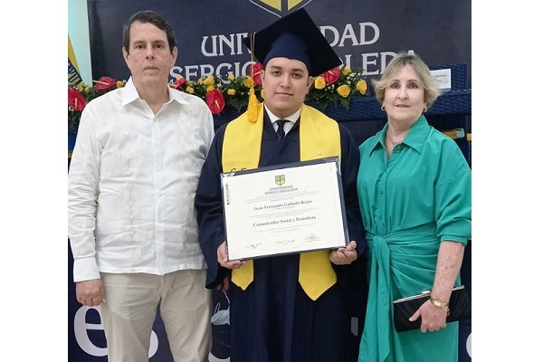 Juan Fernando, acompañado por su mamá Hilva Martha Rojas Gnecco y su tío Juan Miguel Rojas Gnecco. 