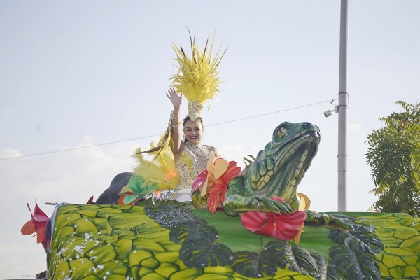 La Reina Central, Karoll Juliana Henríquez Revollo deslumbró a los asistentes con su alegría y carisma, dejando en alto el nombre de su municipio en este Festival Cienaguero. 