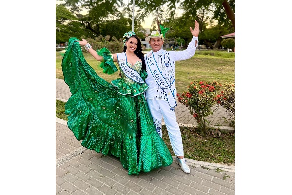 La reina central de Fundapescaito Ailin Navarro y el rey momo Stiven Gutiérrez. 