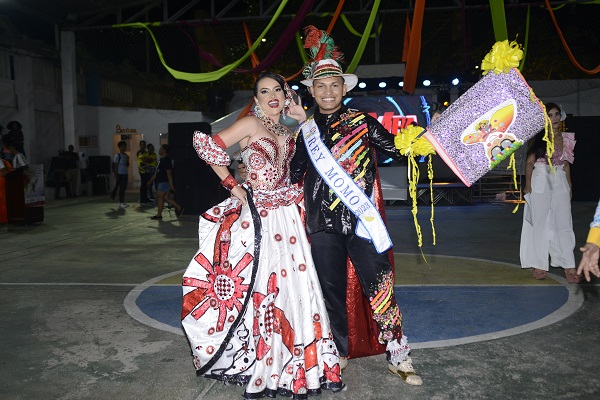  La Reina Central  de FundaPescaito, Ailin Carolina Navarro Quintero, junto con el Rey Momo Steven Gutierrez.