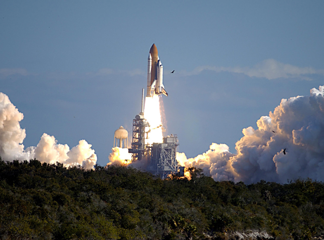  Fotografía del 16 de enero de 2003 cedida por la NASA donde se muestra al transbordador espacial Columbia mientras despega hacia el espacio en la misión STS-107 desde la plataforma de lanzamiento 39A en Cabo Cañaveral, Florida. 