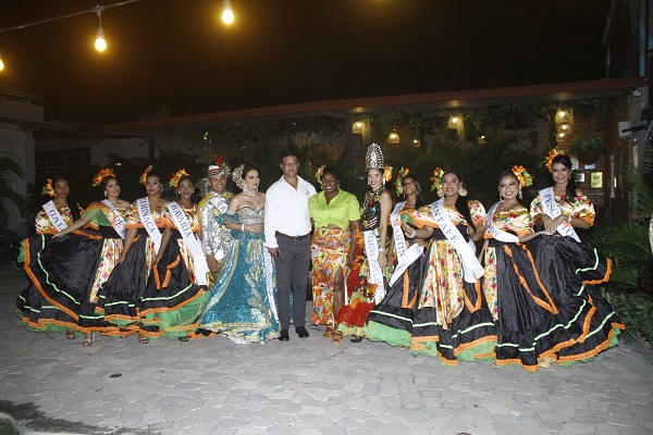 Las Reinas y candidatas del Carnaval en compañía de la Secretaria de Cultura de Santa Marta Yunia Palacios y el presidente de Fundapescaito, Fabian Manjarres.