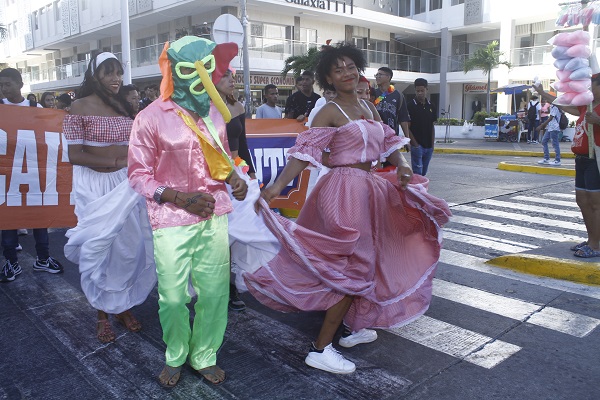 Al son de la cumbia, recorrieron las calles de la Perla de América, resaltando nuestra cultura.