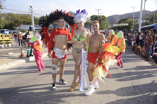Diferentes trajes de fantasía, fueron participes de este evento carnavalero.