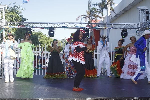 Los directivos y padres de familia, con entusiasmo y alegría, disfrutaron de esta fiesta del Carnaval.