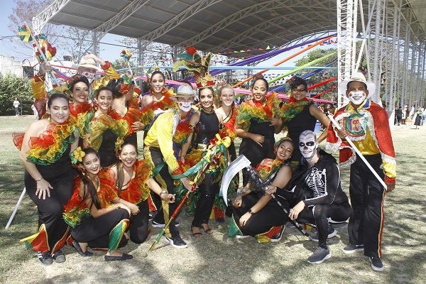 Los profesores, se gozaron la festividad con su  comparsa de Garabato.
