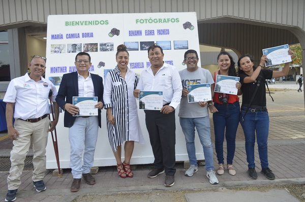 Los fotógrafos, en compañía de la Psicóloga, Jeimmy Patricia Polo Rojas y el profesor Raúl Novoa.