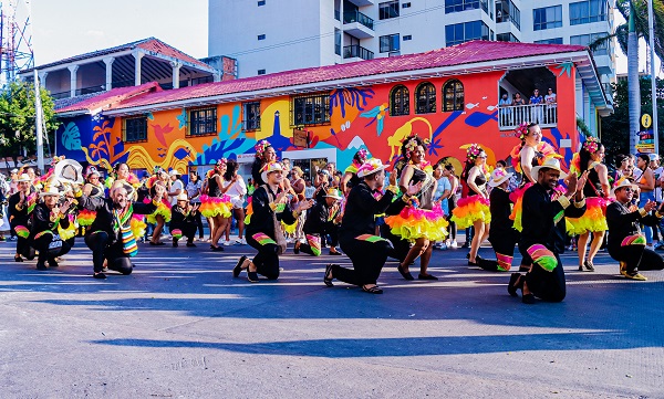 Con los pases tradicionales de esta cultura, engalanaron a la ciudad.