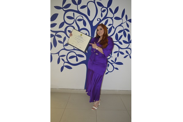  Ana Gabriela Moreno Ropaín, recibiendo su título como profesional en Derecho. 