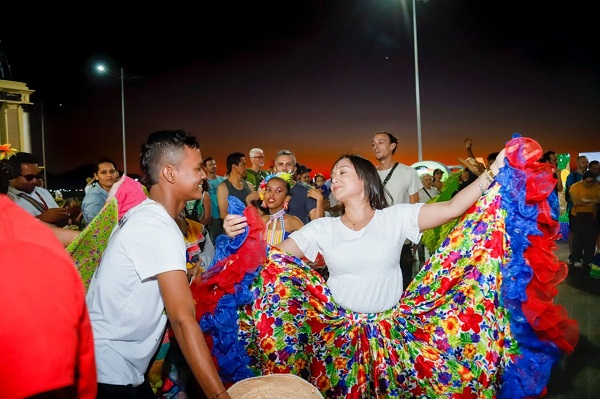 Al son de la papayera, y con otras organizaciones musicales, bailaron la primera Gran Rueda de Cumbia. 