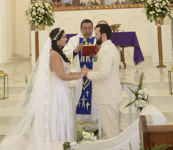 Felipe Arango Giraldo y su esposa Catalina Melo Saade, recibiendo el sacramento del sagrado matrimonio por el padre Alexander Greco.
