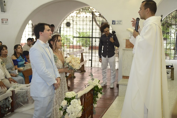 Los novios Ernesto Busche Cotes y Angélica María Yanet Colina, recibiendo el sacramento del Matrimonio, en ceremonia oficiada en la parroquia de La Eucaristía.