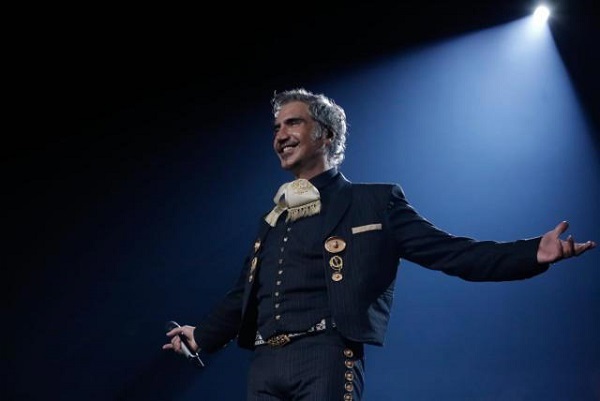 Alejandro Fernández había anunciado que rendiría un homenaje a su fallecido padre y durante su espectáculo cantó 'Estos celos', uno de los éxitos musicales de 'Chente'.