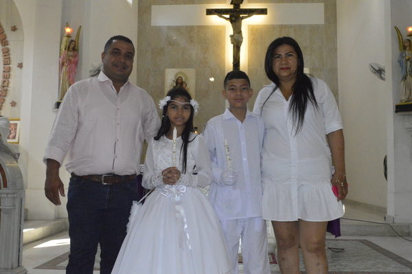 La niña Jara Alvarado y su hermano William Alvarado, en compañía de sus padres Idanis Torres Cabarcas y William Alvarado Montenegro. 