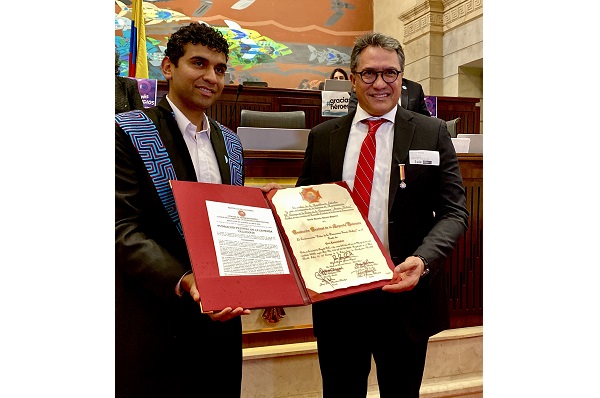 El presidente de la Fundación Festival de la Leyenda Vallenata Rodolfo Molina Araújo, al recibir la medalla y la resolución de honores por parte del presidente de la Cámara de Representantes David Ricardo Racero Mayorca.