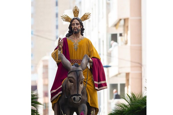 Antes de entrar en Jerusalén por última vez, Jesús pidió a dos de Sus discípulos que le trajeran un asno, en cumplimiento de la profecía del Antiguo Testamento, Jesús entró en Jerusalén montado en un asno.