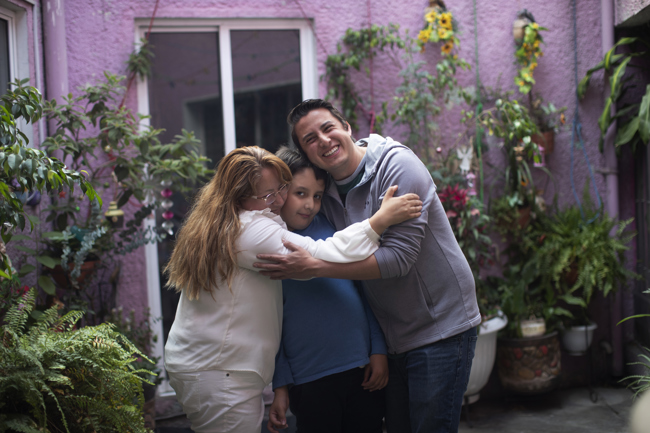 Altair Salazar Muñiz posa con sus padres, Paola Muñiz (i) y Alberto Salazar (d).