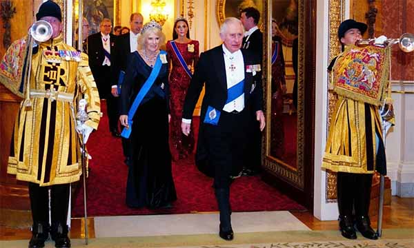 Esa línea del palacio ha sido interpretada por expertos como un indicio de que la coronación de Carlos será diferente y más moderada.