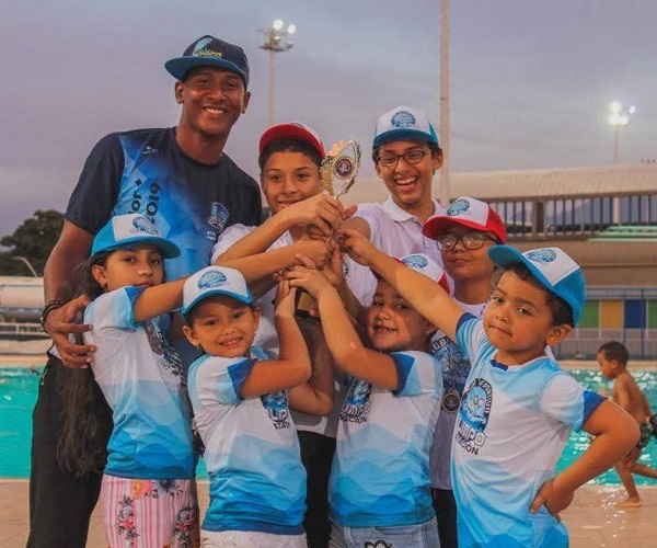 En la captura, Jonathan Mejía disfruta de una jornada de entrenamiento con niños a los cuales enseña diferentes disciplinas. 