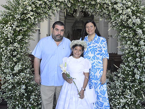 Isabel Hernández y sus papas Gustavo Hernández y Angélica Rodríguez.