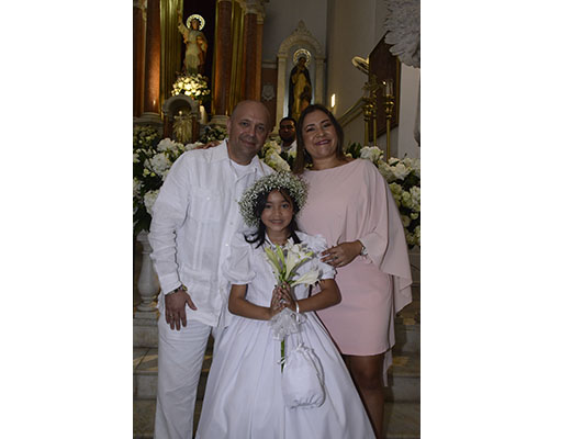 Gabriela Valdez con sus padres Cristian Valdez y Angela Rubiano.