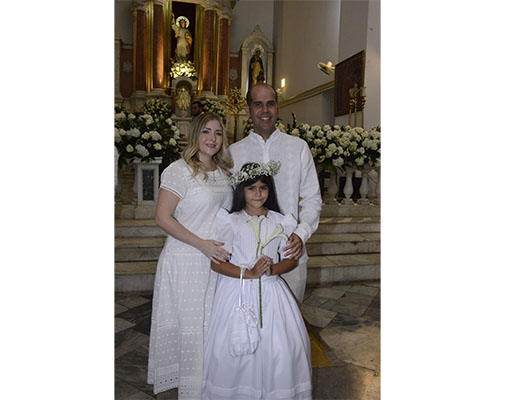 Andrea Cristancho y sus papas Paula Romero y Juan Carlos Cristancho.