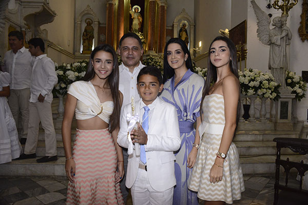 Miguel Henríquez, con sus papas, el senador Honorio Henríquez y Angélica Guzmán y sus hermanas Sofia y Valentina Henríquez.
