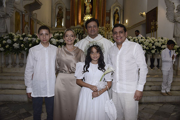Verónica Agudelo y Jorge Agudelo, Lorena Fontalvo, Jorge Camilo Agudelo y el padre Miguel Ángel Arévalo.