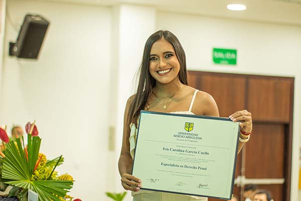 Elvis Carolina García Cuello, recibió su título de especialista en Derecho Penal.