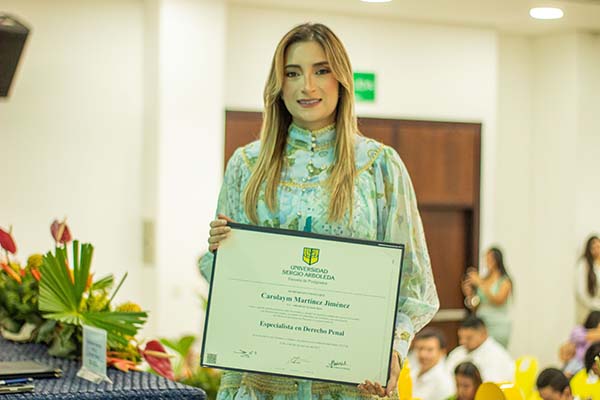 Carolaym Martínez Jiménez, recibió su título de Especialista en Derecho Penal.