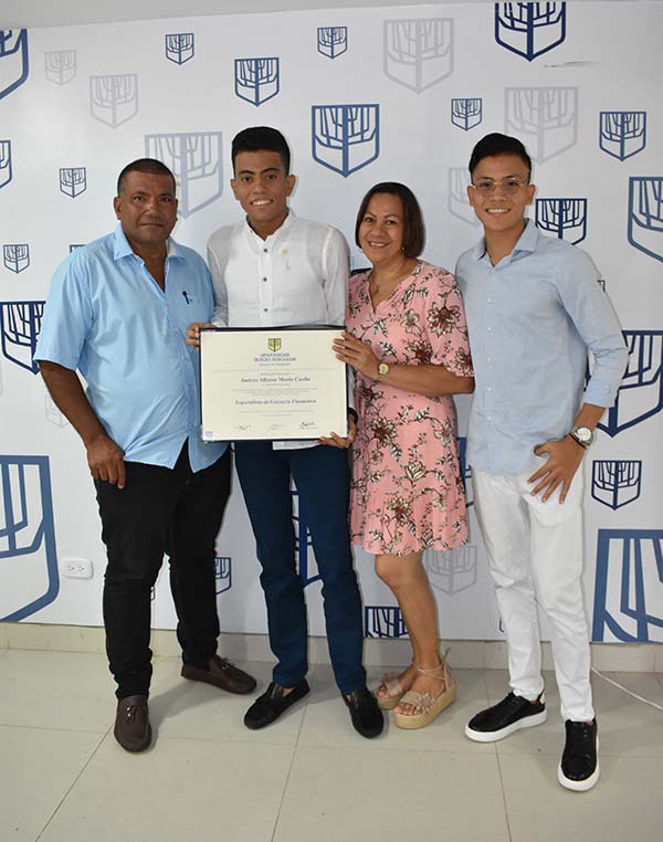 El especialista en Gerencia Financiara Andrés Marín Cuello, con sus padres José Marín, Nancy Cuello y su hermano Jorge Marín.