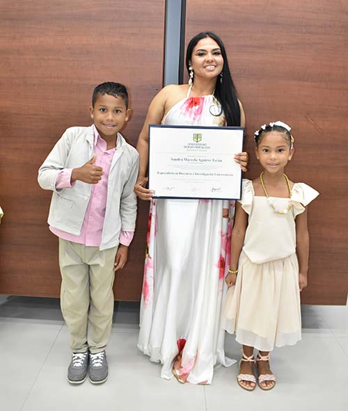 Sandra Marcela Aguirre Terán, y sus hijos Carlos y Ariadna Chole.
