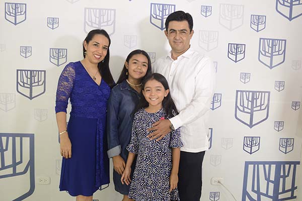 La graduada especialista Carolina Acuña acompañada de su familia.