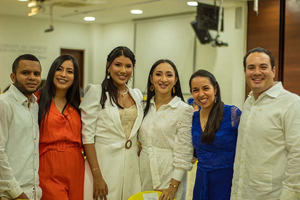 Los profesionales de posgrados reunidos después de recibir sus títulos.