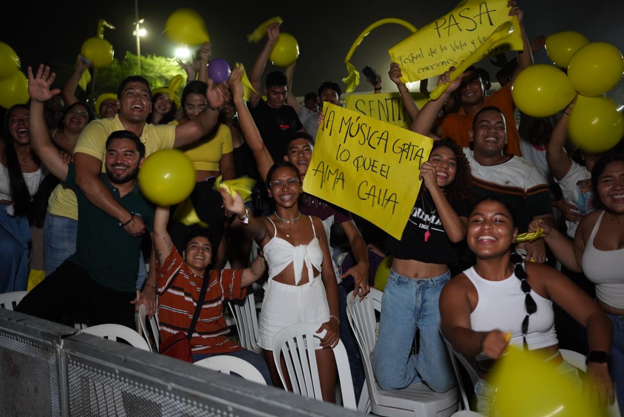 La comunidad universitaria se deleitó con cada una de las presentaciones de los artistas invitados.