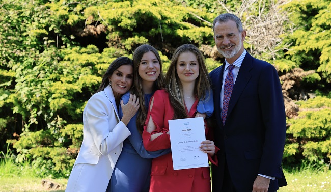Los Reyes Felipe y Letizia posan junto a sus hijas la princesa Leonor y la infanta Sofía, al finalizar el acto de graduación de la Princesa de Asturias.