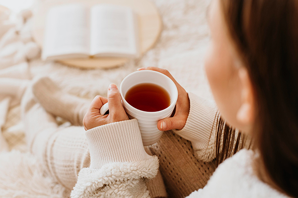 Entre los beneficios generales que aporta el té para la salud se encuentran su aportación para rebajar el colesterol y sus beneficios en las dietas alimenticias, aunque cada clase de té tiene unas propiedades específicas. (Foto cedida por Freepik.)