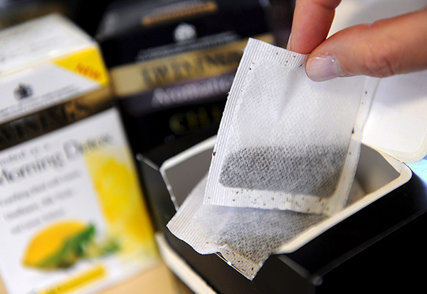 El té se cultiva, tanto en ambientes tropicales como subtropicales y los países con mayor producción son China, India, Kenia, Sri Lanka, Turquía, Vietnam, Irán, Indonesia, Argentina y Japón. En la imagen, una trabajadora recoge hojas de té en una plantación de Kailasahar, noreste de la India. (Foto: STR.)