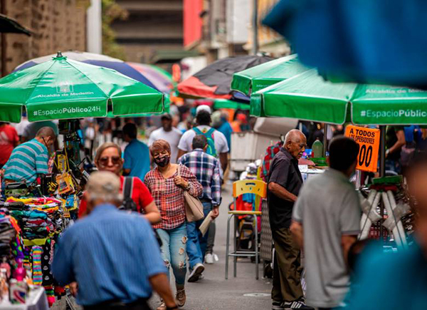 : En Colombia, un comerciante es la persona natural o jurídica que ejerce, de manera continua, actos de comercio en forma habitual y profesional.